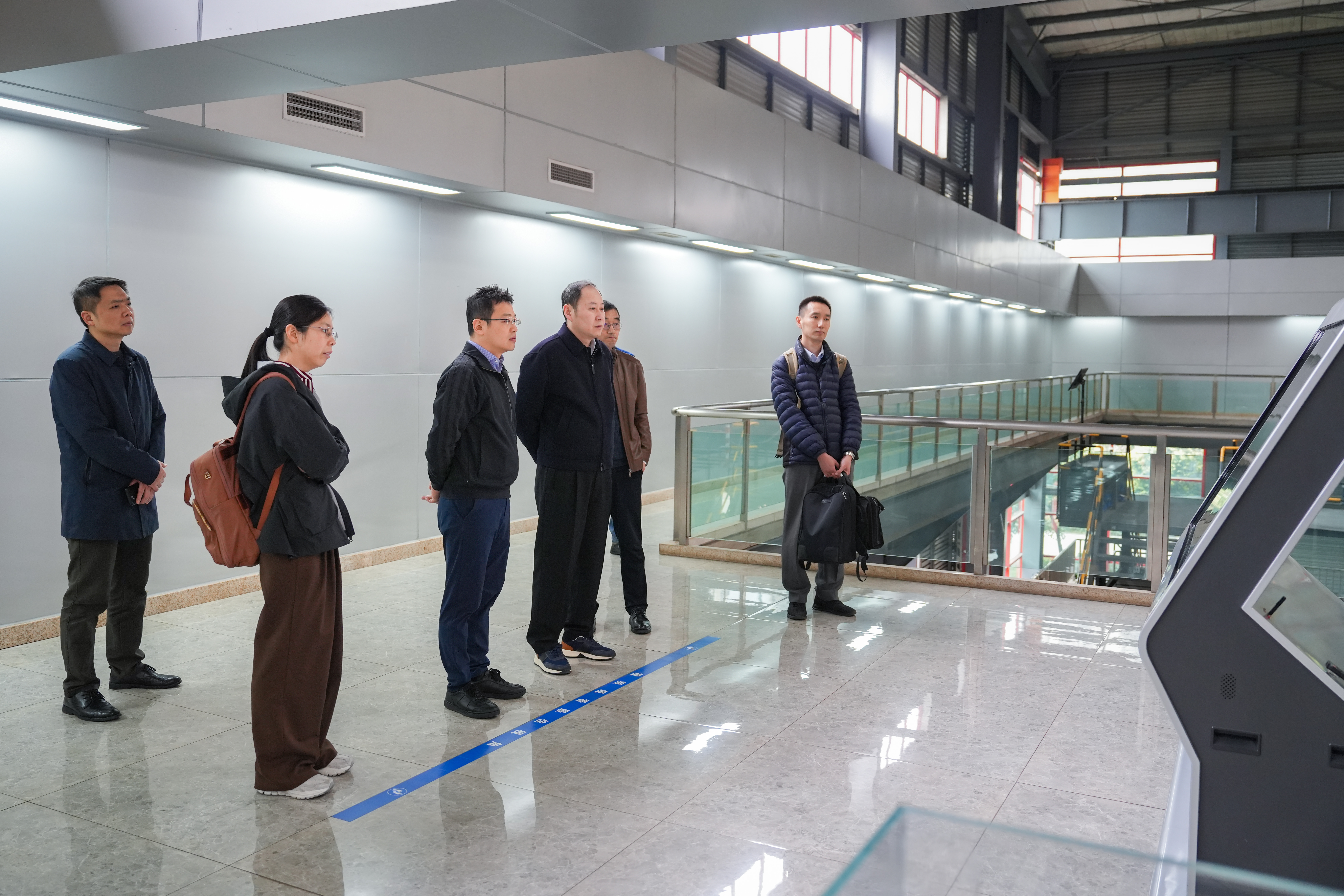 中信環境黨委委員、副總經理王松一行到三峰環境集團考察交流